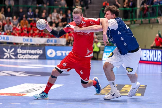 11.02.2026, Handball, 1.HBL, Bergischer HC - MT Melsungen, 20. Spieltag, Uni-Halle Wuppertal: Olle Forsell-Schefvert (Melsungen 25) im Zweikampf gegen Aron Seesing (BHC 49) Nordrhein-Westfalen Deutschland