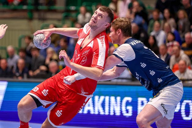 11.02.2026, Handball, 1.HBL, Bergischer HC - MT Melsungen, 20. Spieltag, Uni-Halle Wuppertal: Uladzislau Kulesh (Melsungen 20) im Zweikampf gegen Johannes Wasielewski (BHC 77) Nordrhein-Westfalen Deutschland
