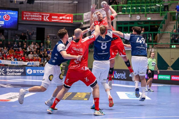 11.02.2026, Handball, 1.HBL, Bergischer HC - MT Melsungen, 20. Spieltag, Uni-Halle Wuppertal: Nico Schöttle (BHC 08) Aron Seesing (BHC 49) verteidigen Freiwurf am Kreis Nordrhein-Westfalen Deutschland