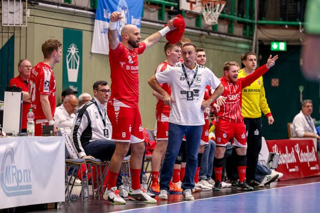 11.02.2026, Handball, 1.HBL, Bergischer HC - MT Melsungen, 20. Spieltag, Uni-Halle Wuppertal: Adrian Sipos (Melsungen 08) neben Roberto Garcia Parrondo (Melsungen B) gestikulierend am Spielfeldrand Nordrhein-Westfalen Deutschland