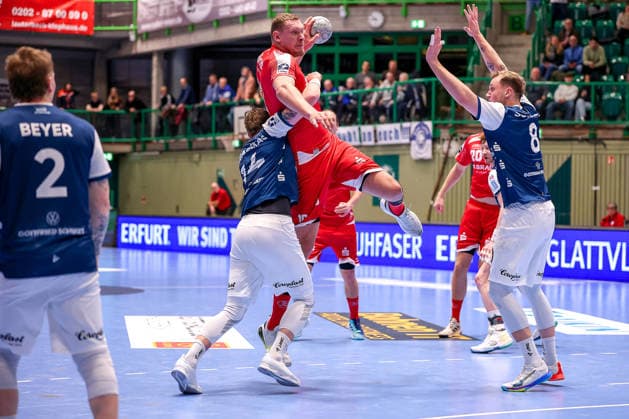 11.02.2026, Handball, 1.HBL, Bergischer HC - MT Melsungen, 20. Spieltag, Uni-Halle Wuppertal: Dainis Kristopans (Melsungen 10) im Zweikampf gegen Gerdas Babarskas (BHC 14) Nico Schöttle (BHC 08) Nordrhein-Westfalen Deutschland