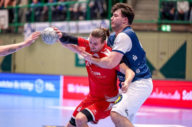 11.02.2026, Handball, 1.HBL, Bergischer HC - MT Melsungen, 20. Spieltag, Uni-Halle Wuppertal: Olle Forsell-Schefvert (Melsungen 25) im Zweikampf gegen Aron Seesing (BHC 49) Nordrhein-Westfalen Deutschland