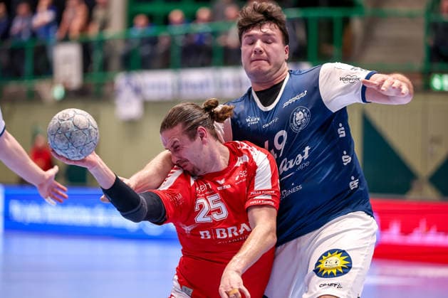 11.02.2026, Handball, 1.HBL, Bergischer HC - MT Melsungen, 20. Spieltag, Uni-Halle Wuppertal: Olle Forsell-Schefvert (Melsungen 25) im Zweikampf gegen Aron Seesing (BHC 49) Nordrhein-Westfalen Deutschland