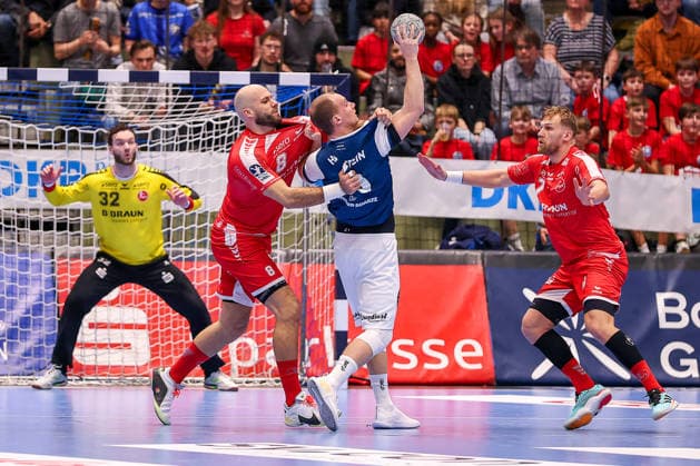 11.02.2026, Handball, 1.HBL, Bergischer HC - MT Melsungen, 20. Spieltag, Uni-Halle Wuppertal: Fynn Hangstein (BHC 10) wird von Adrian Sipos (Melsungen 08) am Kreis festgemacht Nordrhein-Westfalen Deutschland