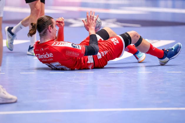 11.02.2026, Handball, 1.HBL, Bergischer HC - MT Melsungen, 20. Spieltag, Uni-Halle Wuppertal: Olle Forsell-Schefvert (Melsungen 25) sitzt enttäuscht Enttäuschung auf dem Spielfeld Nordrhein-Westfalen Deutschland