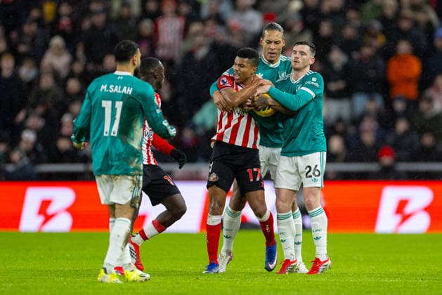 Football - FA Premier League - Sunderland AFC v Liverpool FC SUNDERLAND, ENGLAND - Wednesday, February 11, 2026: Liverpool s captain Virgil van Dijk and Andy Robertson (R) try to get the ball of Sunderland s Reinildo Mandava (L) to take a free kick during the FA Premier League match between Sunderland AFC and Liverpool FC at the Stadium of Light. (Photo by David Rawcliffe Propaganda) SUNDERLAND Stadium of Light TYNE AND WEAR ENGLAND  Copyright: xDavidxRawcliffex P2026-02-11-Sunderland_Liverpool-64