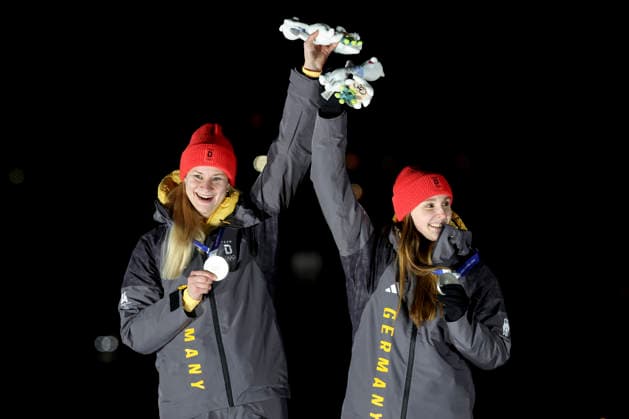 OLYMPICS - Winter Olympic Games, Olympische Spiele, Olympia, OS Milano Cortina 2026 CORTINA D AMPEZZO,ITALY,11.FEB.26 - OLYMPICS, LUGE - Winter Olympic Games Milano Cortina 2026, women, doubles, medal ceremony. Image shows the rejoicing of Dajana Eitberger and Magdalena Matschina (GER).  GEPAxpictures xMaticxKlansek