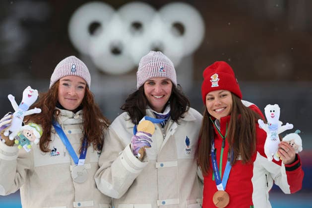 (260211) -- ANTERSELVA, Feb. 11, 2026 -- Gold medalist (C) Julia Simon of France, silver medalist Lou Jeanmonnot (L) of France and bronze medalist Lora Hristova of Bulgaria pose for a photo during the awarding ceremony of the biathlon women s 15km individual match at the Milan-Cortina 2026 Olympic Winter games, Winterspiele,Spiele, Summer games in Anterselva, Italy, Feb. 11, 2026. ) (MICO2026)ITALY-ANTERSELVA-OLYMPIC WINTER GAMES-BIATHLON-WOMEN S 15KM INDIVIDUAL ZhangxTao 