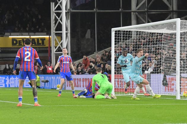 Crystal Palace v Burnley, Premier League GOAL 3-2 scored by Bashir Humphreys Defender of Burnley FC during the Premier League match between Crystal Palace and Burnley at Selhurst Park, London, UK on 11 February 2026. London Selhurst Park Greater London UK Editorial use only DataCo restrictions apply See www.football-dataco.com , Copyright: xJeffxMoodx PSI-23733-0011