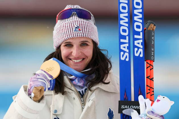 (260211) -- ANTERSELVA, Feb. 11, 2026 -- Gold medalist Julia Simon of France poses for a photo during the awarding ceremony of the biathlon women s 15km individual match at the Milan-Cortina 2026 Olympic Winter games, Winterspiele,Spiele, Summer games in Anterselva, Italy, Feb. 11, 2026. ) (MICO2026)ITALY-ANTERSELVA-OLYMPIC WINTER GAMES-BIATHLON-WOMEN S 15KM INDIVIDUAL ZhangxTao 