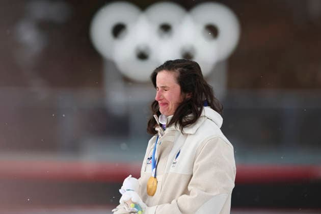 (260211) -- ANTERSELVA, Feb. 11, 2026 -- Gold medalist Julia Simon of France weeps during the awarding ceremony of the biathlon women s 15km individual match at the Milan-Cortina 2026 Olympic Winter games, Winterspiele,Spiele, Summer games in Anterselva, Italy, Feb. 11, 2026. ) (MICO2026)ITALY-ANTERSELVA-OLYMPIC WINTER GAMES-BIATHLON-WOMEN S 15KM INDIVIDUAL ZhangxTao 