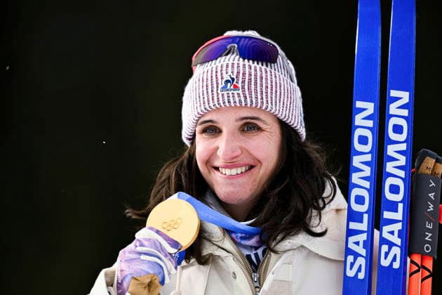 (260211) -- ANTERSELVA, Feb. 11, 2026 -- Gold medalist Julia Simon of France poses for a photo during the awarding ceremony of the biathlon women s 15km individual match at the Milan-Cortina 2026 Olympic Winter games, Winterspiele,Spiele, Summer games in Anterselva, Italy, Feb. 11, 2026. ) (MICO2026)ITALY-ANTERSELVA-OLYMPIC WINTER GAMES-BIATHLON-WOMEN S 15KM INDIVIDUAL JiangxHan 
