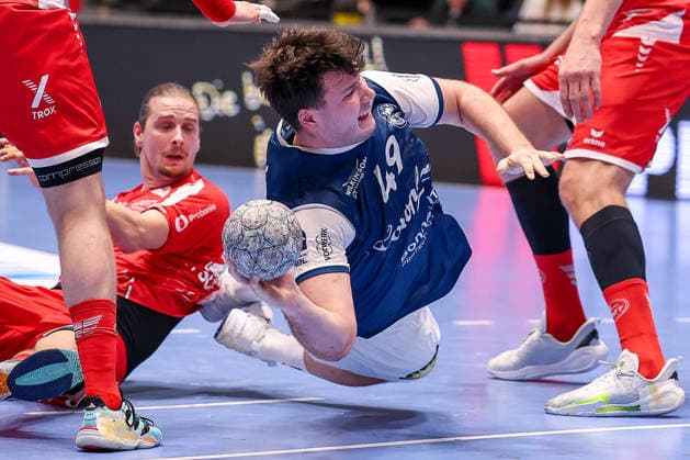 11.02.2026, Handball, 1.HBL, Bergischer HC - MT Melsungen, 20. Spieltag, Uni-Halle Wuppertal: Aron Seesing (BHC 49) wirft den Ball auf das Tor im Zweikampf gegen Olle Forsell-Schefvert (Melsungen 25) Nordrhein-Westfalen Deutschland