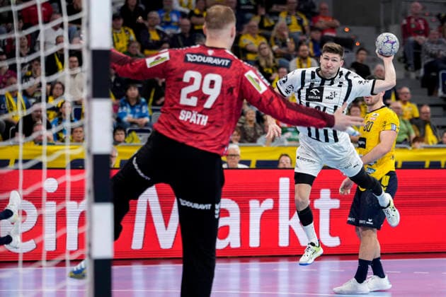 v.li.: David Späth (Torwart, RNL, 29), Lukas Zerbe (THW, 24), Jannik Kohlbacher (RNL, 80), beim Sprungwurf, Wurf, Torwurf, Action, Aktion, Spielszene, 11.02.2026, Mannheim (Deutschland), Handball, Bundesliga, Rhein-Neckar Löwen - THW Kiel