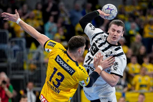 v.li.: Sebastian Heymann (RNL, 13), Elias Ellefsen a Skipagotu (THW, 71), Zweikampf, Spielszene, Duell, duel, tackle, tackling, Dynamik, Action, Aktion, 11.02.2026, Mannheim (Deutschland), Handball, Bundesliga, Rhein-Neckar Löwen - THW Kiel