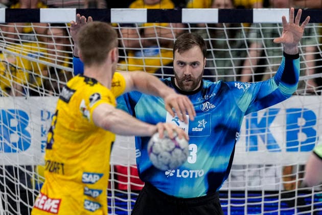 v.li.: Tim Nothdurft (RNL, 8), Andreas Wolff (Andy Wolff, Torwart, THW, 33), beim Siebenmeter, 7-Meter, Strafwurf, Spielszene, Action, Aktion, 11.02.2026, Mannheim (Deutschland), Handball, Bundesliga, Rhein-Neckar Löwen - THW Kiel