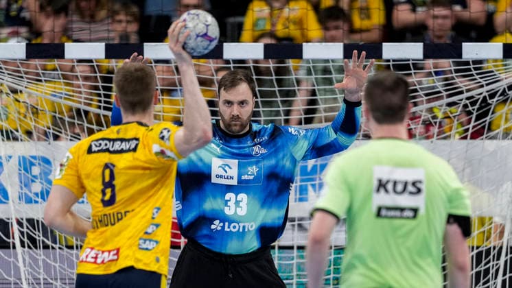 v.li.: Tim Nothdurft (RNL, 8), Andreas Wolff (Andy Wolff, Torwart, THW, 33), beim Siebenmeter, 7-Meter, Strafwurf, Spielszene, Action, Aktion, 11.02.2026, Mannheim (Deutschland), Handball, Bundesliga, Rhein-Neckar Löwen - THW Kiel