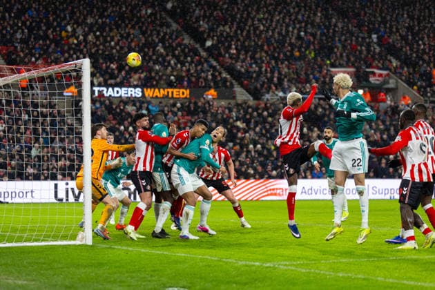 Football - FA Premier League - Sunderland AFC v Liverpool FC SUNDERLAND, ENGLAND - Wednesday, February 11, 2026: Liverpool s captain Virgil van Dijk sees his header go over the bar during the FA Premier League match between Sunderland AFC and Liverpool FC at the Stadium of Light. (Photo by David Rawcliffe Propaganda) SUNDERLAND Stadium of Light TYNE AND WEAR ENGLAND  Copyright: xDavidxRawcliffex P2026-02-11-Sunderland_Liverpool-69