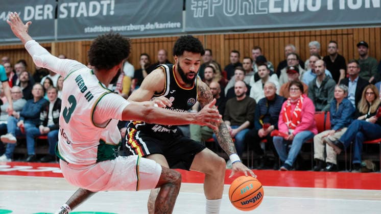 Im Bild: v.li. James Webb III (Unicaja Malaga, 3) gegen David Muenkat (Wuerzburg Baskets, 55) 11.02.2026, Fitness First Wuerzburg Baskets vs. Unicaja Malaga, Basketball Champions League, Round of 16, Group K, 4. Spieltag, Deutschland, 97072, tectake-Arena Wuerzburg, Copyright: HMBxMedia xJulienxBecker