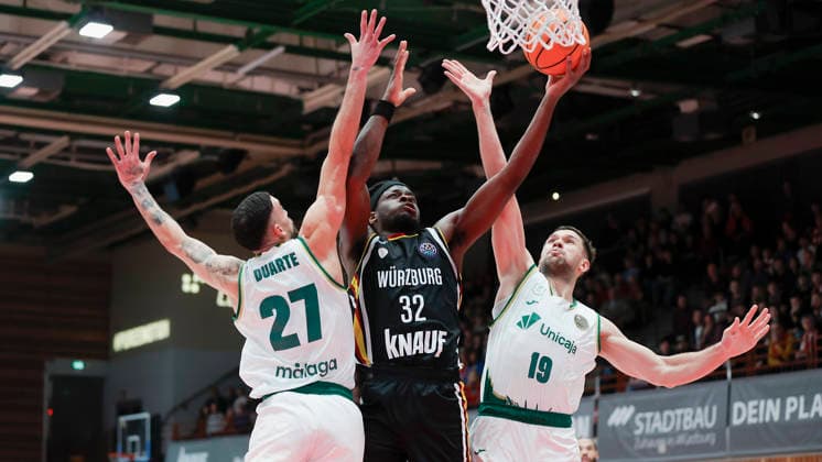 Im Bild: v.li. Chris Duarte (Unicaja Malaga, 27), Charles Thompson (Wuerzburg Baskets, 32) und Emir Sulejmanovic (Unicaja Malaga, 19) 11.02.2026, Fitness First Wuerzburg Baskets vs. Unicaja Malaga, Basketball Champions League, Round of 16, Group K, 4. Spieltag, Deutschland, 97072, tectake-Arena Wuerzburg, Copyright: HMBxMedia xJulienxBecker