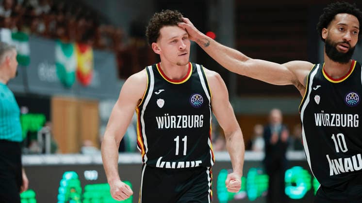 Im Bild: v.li. Brae Ivey (Wuerzburg Baskets, 11) und Davion Mintz (Wuerzburg Baskets, 10) 11.02.2026, Fitness First Wuerzburg Baskets vs. Unicaja Malaga, Basketball Champions League, Round of 16, Group K, 4. Spieltag, Deutschland, 97072, tectake-Arena Wuerzburg, Copyright: HMBxMedia xJulienxBecker