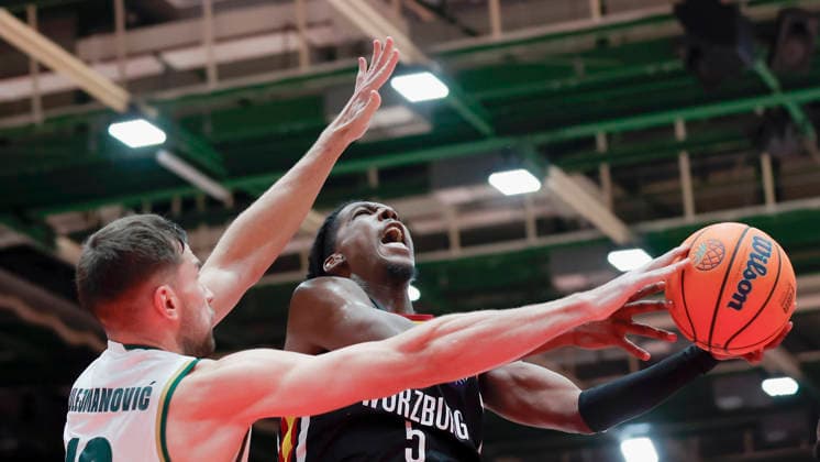 Im Bild: v.li. Emir Sulejmanovic (Unicaja Malaga, 19) gegen Marcus Carr(Wuerzburg Baskets, 5) 11.02.2026, Fitness First Wuerzburg Baskets vs. Unicaja Malaga, Basketball Champions League, Round of 16, Group K, 4. Spieltag, Deutschland, 97072, tectake-Arena Wuerzburg, Copyright: HMBxMedia xJulienxBecker