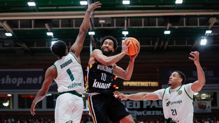 Im Bild: v.li. Chase Audige (Unicaja Malaga, 1), Davion Mintz (Wuerzburg Baskets, 10) und Augustine Rubit (Unicaja Malaga, 21) 11.02.2026, Fitness First Wuerzburg Baskets vs. Unicaja Malaga, Basketball Champions League, Round of 16, Group K, 4. Spieltag, Deutschland, 97072, tectake-Arena Wuerzburg, Copyright: HMBxMedia xJulienxBecker