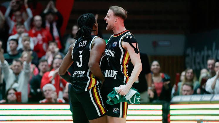 Im Bild: Jubel bei v.li. Marcus Carr(Wuerzburg Baskets, 5) und Lukas Herzog (Wuerzburg Baskets, 1) 11.02.2026, Fitness First Wuerzburg Baskets vs. Unicaja Malaga, Basketball Champions League, Round of 16, Group K, 4. Spieltag, Deutschland, 97072, tectake-Arena Wuerzburg, Copyright: HMBxMedia xJulienxBecker