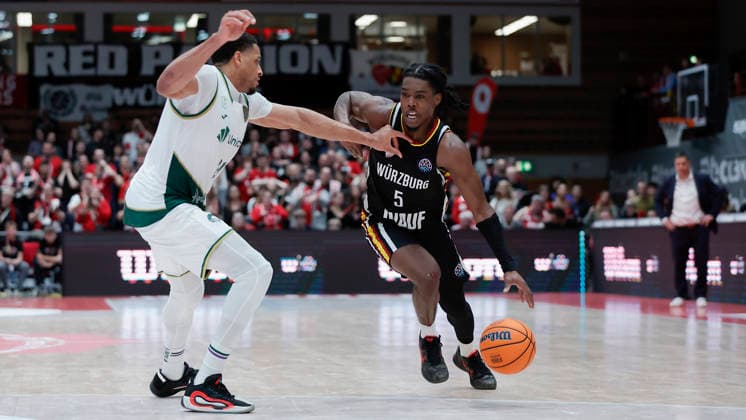 Im Bild: v.li. Augustine Rubit (Unicaja Malaga, 21) gegen Marcus Carr(Wuerzburg Baskets, 5) 11.02.2026, Fitness First Wuerzburg Baskets vs. Unicaja Malaga, Basketball Champions League, Round of 16, Group K, 4. Spieltag, Deutschland, 97072, tectake-Arena Wuerzburg, Copyright: HMBxMedia xJulienxBecker