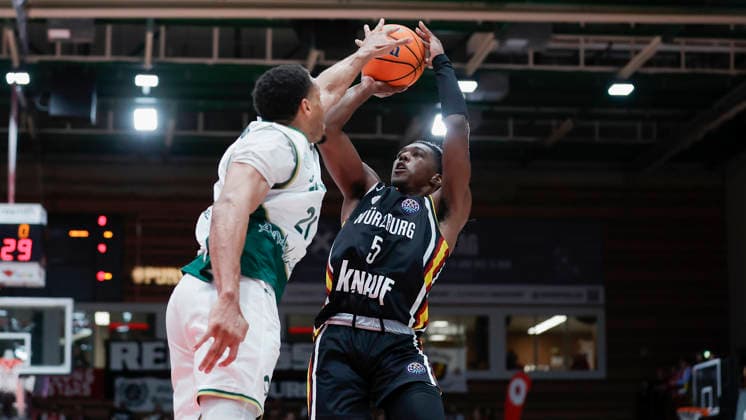 Im Bild: v.li. Augustine Rubit (Unicaja Malaga, 21) gegen Marcus Carr(Wuerzburg Baskets, 5) 11.02.2026, Fitness First Wuerzburg Baskets vs. Unicaja Malaga, Basketball Champions League, Round of 16, Group K, 4. Spieltag, Deutschland, 97072, tectake-Arena Wuerzburg, Copyright: HMBxMedia xJulienxBecker