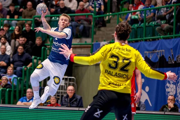 11.02.2026, Handball, 1.HBL, Bergischer HC - MT Melsungen, 20. Spieltag, Uni-Halle Wuppertal: Noah Beyer (BHC 02) wirft den Ball auf das Tor von Torhüter Kristof Palasics (Melsungen 32) Nordrhein-Westfalen Deutschland