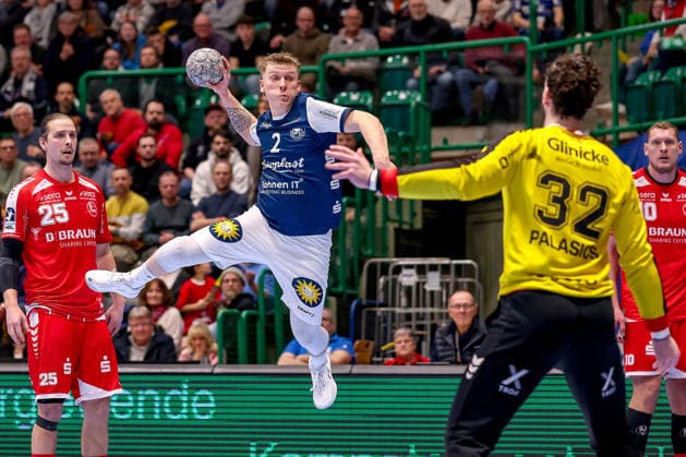 11.02.2026, Handball, 1.HBL, Bergischer HC - MT Melsungen, 20. Spieltag, Uni-Halle Wuppertal: Noah Beyer (BHC 02) wirft den Ball auf das Tor von Torhüter Kristof Palasics (Melsungen 32) Nordrhein-Westfalen Deutschland