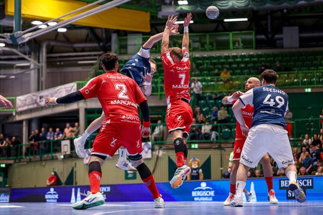 11.02.2026, Handball, 1.HBL, Bergischer HC - MT Melsungen, 20. Spieltag, Uni-Halle Wuppertal: David Mandic (Melsungen 07) verteidigt gegen Julian Fuchs (BHC 46) Nordrhein-Westfalen Deutschland