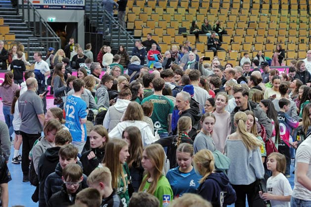 11.02.2026, xovx, Handball Daikin Handball Bundesliga, HSG Wetzlar - Füchse Berlin Mathias Gidsel Superstar! (Füchse Berlin) - weit mehr als 30 Minuten nach Spielende steht Nils Lichtlein (Füchse Berlin) umringt von vielen kleinen und großen Fans geduldig in der Menschentraube und gibt fleißig Autogramme. Wetzlar Buderus-Arena Hessen Deutschland (DE)