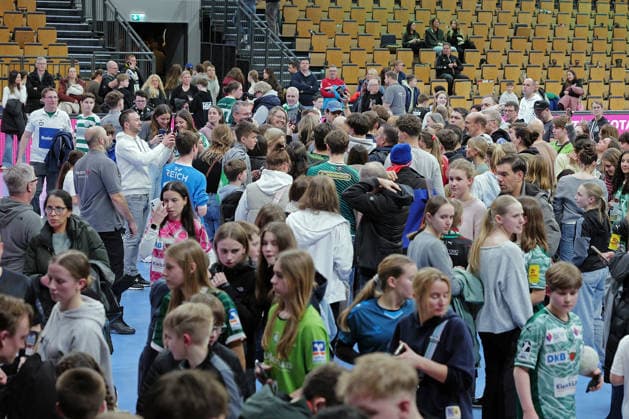 11.02.2026, xovx, Handball Daikin Handball Bundesliga, HSG Wetzlar - Füchse Berlin Mathias Gidsel Superstar! (Füchse Berlin) - weit mehr als 30 Minuten nach Spielende steht Nils Lichtlein (Füchse Berlin) umringt von vielen kleinen und großen Fans geduldig in der Menschentraube und gibt fleißig Autogramme. Wetzlar Buderus-Arena Hessen Deutschland (DE)