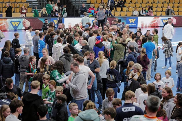 11.02.2026, xovx, Handball Daikin Handball Bundesliga, HSG Wetzlar - Füchse Berlin Mathias Gidsel Superstar! (Füchse Berlin) - weit mehr als 30 Minuten nach Spielende steht Nils Lichtlein (Füchse Berlin) umringt von vielen kleinen und großen Fans geduldig in der Menschentraube und gibt fleißig Autogramme. Wetzlar Buderus-Arena Hessen Deutschland (DE)