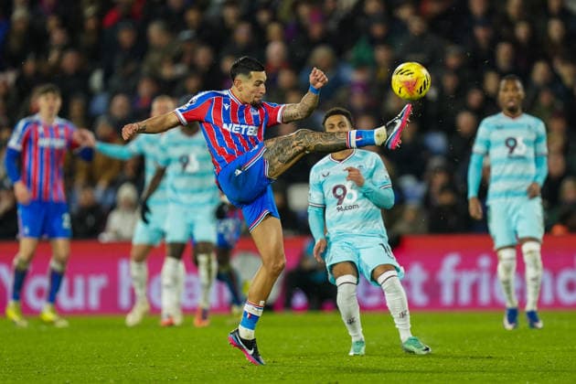 Crystal Palace v Burnley, Premier League Daniel Munoz of Crystal Palace during the Crystal Palace v Burnley Premier League match at Selhurst Park, London, England on 11 February 2026 Credit: Dylan Hepworth Every Second Media Editorial use only. All images are copyright Every Second Media Limited. No images may be reproduced without prior permission. All rights reserved. Premier League and Football League images are subject to licensing agreements with Football DataCo Limited. see https: www.football-dataco.com Copyright: xIMAGO EveryxSecondxMediax ESM-1798-0074 DylanxHepworthx xEveryxSecondxMediax