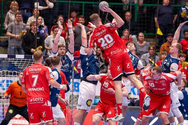 11.02.2026, Handball, 1.HBL, Bergischer HC - MT Melsungen, 20. Spieltag, Uni-Halle Wuppertal: Uladzislau Kulesh (Melsungen 20) wirft den Ball auf das Tor über die Mauer des BHC Nordrhein-Westfalen Deutschland