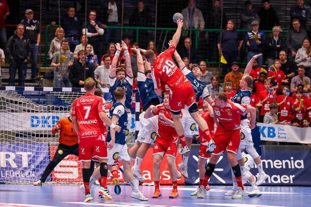 11.02.2026, Handball, 1.HBL, Bergischer HC - MT Melsungen, 20. Spieltag, Uni-Halle Wuppertal: Uladzislau Kulesh (Melsungen 20) wirft den Ball auf das Tor über die Mauer des BHC Nordrhein-Westfalen Deutschland