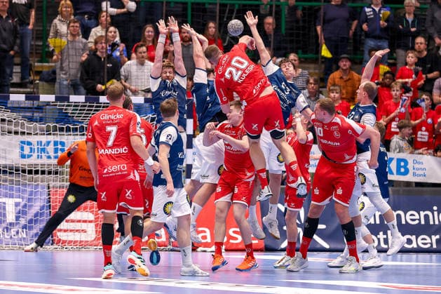 11.02.2026, Handball, 1.HBL, Bergischer HC - MT Melsungen, 20. Spieltag, Uni-Halle Wuppertal: Uladzislau Kulesh (Melsungen 20) wirft den Ball auf das Tor über die Mauer des BHC Nordrhein-Westfalen Deutschland