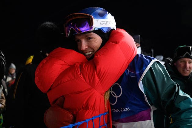 2026 WINTER Olympic Games, Olympische Spiele, Olympia, OS Scotty James of Australia celebrates with wife Chloe Stroll after qualifying in first place during the Men™s Snowboard Halfpipe qualification at the Livigno Snow Park on day 5 of the 2026 Milano Cortina Winter Olympic Games in Livigno, Italy, Wednesday, February 11, 2026. ( NO ARCHIVING, EDITORIAL USE ONLY LIVIGNO SONDRIO ITALY  Copyright: xDANxHIMBRECHTSx 20260212193689379417