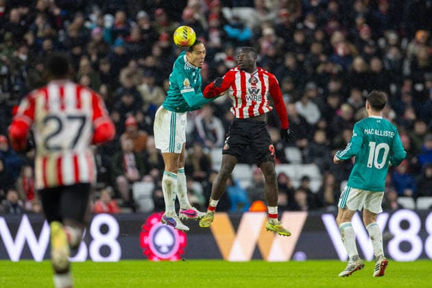 Football - FA Premier League - Sunderland AFC v Liverpool FC SUNDERLAND, ENGLAND - Wednesday, February 11, 2026: Liverpool s captain Virgil van Dijk (L) challenges for a header with Sunderland s Brian Brobbey during the FA Premier League match between Sunderland AFC and Liverpool FC at the Stadium of Light. (Photo by David Rawcliffe Propaganda) SUNDERLAND Stadium of Light TYNE AND WEAR ENGLAND  Copyright: xDavidxRawcliffex P2026-02-11-Sunderland_Liverpool-112