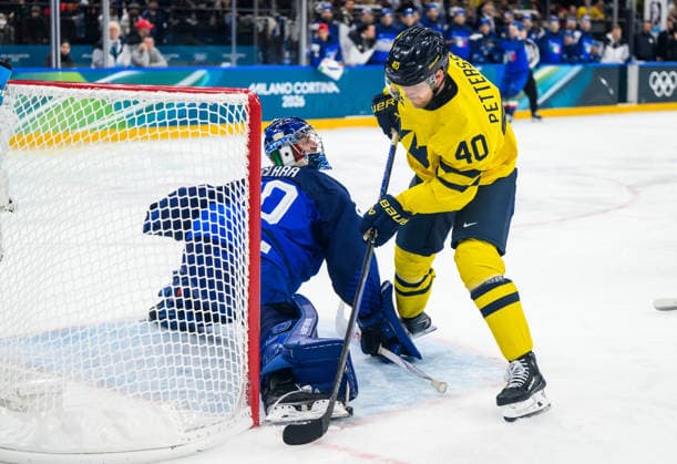 260211 Damian Clara of Italy and Elias Pettersson of Sweden in the men s Ice hockey, Eishockey game between Sweden and Italy during day 5 of the 2026 Winter Olympics on February 11, 2026 in Milan. Photo: Carl Sandin BILDBYRAN kod CS CS0870 ishockey ice hockey Olympic Games, Olympische Spiele, Olympia, OS olympics winter olympics os ol olympiska spel vinter-os olympiske leker milano cortina 2026 milan cortina 2026 milano cortina 2026 olympic games milano cortina 2026 winter olympic games milano cortina-os milano cortina-ol vinter-ol 5 bbeng sverige sweden italien italy *** 260211 Damian Clara of Italy and Elias Pettersson of Sweden in the men s ice hockey game between Sweden and Italy during day 5 of the 2026 Winter Olympics on February 11, 2026 in Milan Photo Carl Sandin BILDBYRAN kod CS CS0870 ishockey ice hockey olympic games olympics winter olympics os ol olympiska spel vinter os olympiske leker milano cortina 2026 milan cortina 2026 milano cortina 2026 olympic games milano cortina 2026 winter olympic games milano cortina os milano cortina ol vinter ol 5 bbeng sverige sweden italien italy  Copyright: CARLxSANDIN BB260211CS191