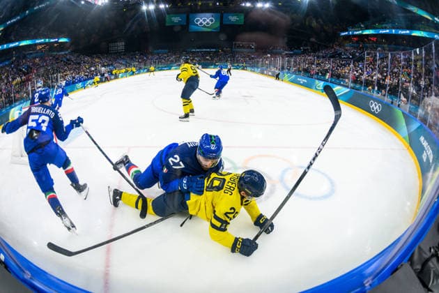 260211 Thomas Larkin of Italy and Pontus Holmberg of Sweden in the men s Ice hockey, Eishockey game between Sweden and Italy during day 5 of the 2026 Winter Olympics on February 11, 2026 in Milan. Photo: Carl Sandin BILDBYRAN kod CS CS0870 ishockey ice hockey Olympic Games, Olympische Spiele, Olympia, OS olympics winter olympics os ol olympiska spel vinter-os olympiske leker milano cortina 2026 milan cortina 2026 milano cortina 2026 olympic games milano cortina 2026 winter olympic games milano cortina-os milano cortina-ol vinter-ol 5 bbeng sverige sweden italien italy *** 260211 Thomas Larkin of Italy and Pontus Holmberg of Sweden in the men s ice hockey game between Sweden and Italy during day 5 of the 2026 Winter Olympics on February 11, 2026 in Milan Photo Carl Sandin BILDBYRAN kod CS CS0870 ishockey ice hockey olympic games olympics winter olympics os ol olympiska spel vinter os olympiske leker milano cortina 2026 milan cortina 2026 milano cortina 2026 olympic games milano cortina 2026 winter olympic games milano cortina os milano cortina ol vinter ol 5 bbeng sverige sweden italien italy  Copyright: CARLxSANDIN BB260211CS196