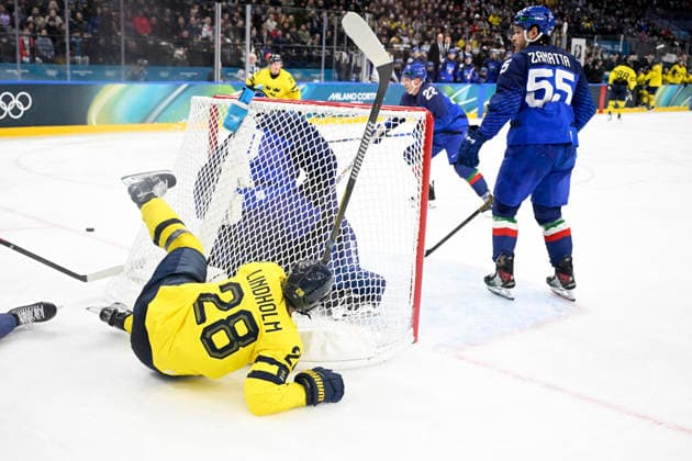 MILANO, ITALIEN 20260211 Sveriges Elias Lindholm bakom Italiens mal under ishockeymatchen i grupp B mellan Sverige och Italien i Santagiulia Arena under OS i Milano. *** Bilden ingar i SPORTPAKET. För övriga BETALBILD *** MILANO ITALIEN x10070x *** MILANO, ITALY 20260211 Swedens Elias Lindholm behind Italys goal during the Group B ice hockey match between Sweden and Italy in Santagiulia Arena during the Milan Olympics Picture in SPORTPAKET For other PAYPICTURE MILANO ITALY x10070x  Copyright: xJessicaxGow TTx OS 2026 ISHOCKEY SVERIGE-ITALIEN