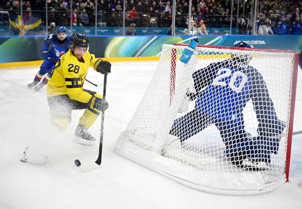 MILANO, ITALIEN 20260211 Sveriges Elias Lindholm bakom Italiens mal under ishockeymatchen i grupp B mellan Sverige och Italien i Santagiulia Arena under OS i Milano. *** Bilden ingar i SPORTPAKET. För övriga BETALBILD *** MILANO ITALIEN x10070x *** MILANO, ITALY 20260211 Swedens Elias Lindholm behind Italys goal during the Group B ice hockey match between Sweden and Italy in Santagiulia Arena during the Milan Olympics Picture in SPORTPAKET For other PAYPICTURE MILANO ITALY x10070x  Copyright: xJessicaxGow TTx OS 2026 ISHOCKEY SVERIGE-ITALIEN