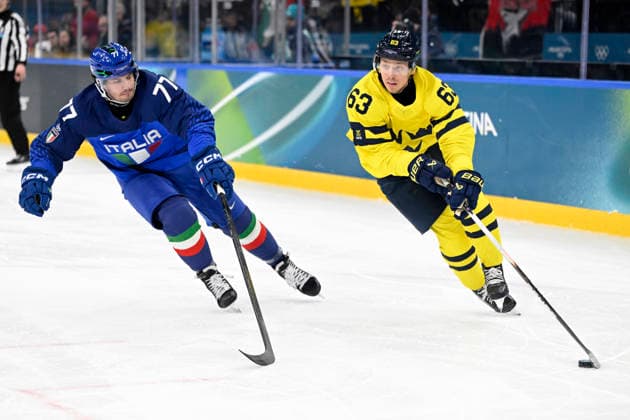 MILANO, ITALIEN 20260211 Italiens Gregory di Tomaso mot Sveriges Jesper Bratt under ishockeymatchen i grupp B mellan Sverige och Italien i Santagiulia Arena under OS i Milano. *** Bilden ingar i SPORTPAKET. För övriga BETALBILD *** MILANO ITALIEN x10070x *** MILANO, ITALY 20260211 Italys Gregory di Tomaso against Swedens Jesper Bratt during the Group B ice hockey match between Sweden and Italy at the Santagiulia Arena during the Milan Olympics Picture in SPORT PACKAGE For others PAY PICTURE MILANO ITALY x10070x  Copyright: xJessicaxGow TTx OS 2026 ISHOCKEY SVERIGE-ITALIEN