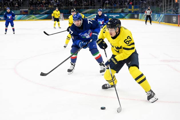 MILAN, ITALY 20260211 Italy s Gregory di Tomaso against Sweden s Jesper Bratt during the Ice hockey, Eishockey match in Group B between Sweden and Italy at Santagiulia Arena during the Olympic Games, Olympische Spiele, Olympia, OS in Milan. *** The image is included in the SPORTS PACKAGE. For others PAID IMAGE *** MILANO ITALY x10070x *** MILAN, ITALY 20260211 Italy s Gregory di Tomaso against Sweden s Jesper Bratt during the ice hockey match in Group B between Sweden and Italy at Santagiulia Arena during the Olympic Games in Milan The image is included in the SPORTS PACKAGE For others PAID IMAGE MILANO ITALY x10070x  Copyright: xJessicaxGow TTx 2026 OLYMPICS ICE HOCKEY SWEDEN-ITALY