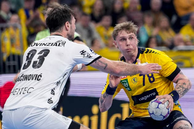 v.li.: Veron Nacinovic (THW, 93), Edwin Aspenbäck (RNL, 78), Zweikampf, Spielszene, Duell, duel, tackle, tackling, Dynamik, Action, Aktion, 11.02.2026, Mannheim (Deutschland), Handball, Bundesliga, Rhein-Neckar Löwen - THW Kiel