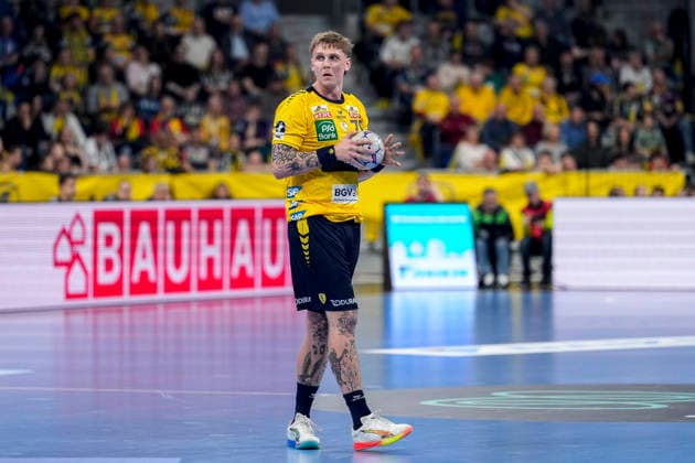 Edwin Aspenbäck (RNL, 78), am Ball, Freisteller, Ganzkörper, Einzelbild, Einzelfoto, Aktion, Action, 11.02.2026, Mannheim (Deutschland), Handball, Bundesliga, Rhein-Neckar Löwen - THW Kiel